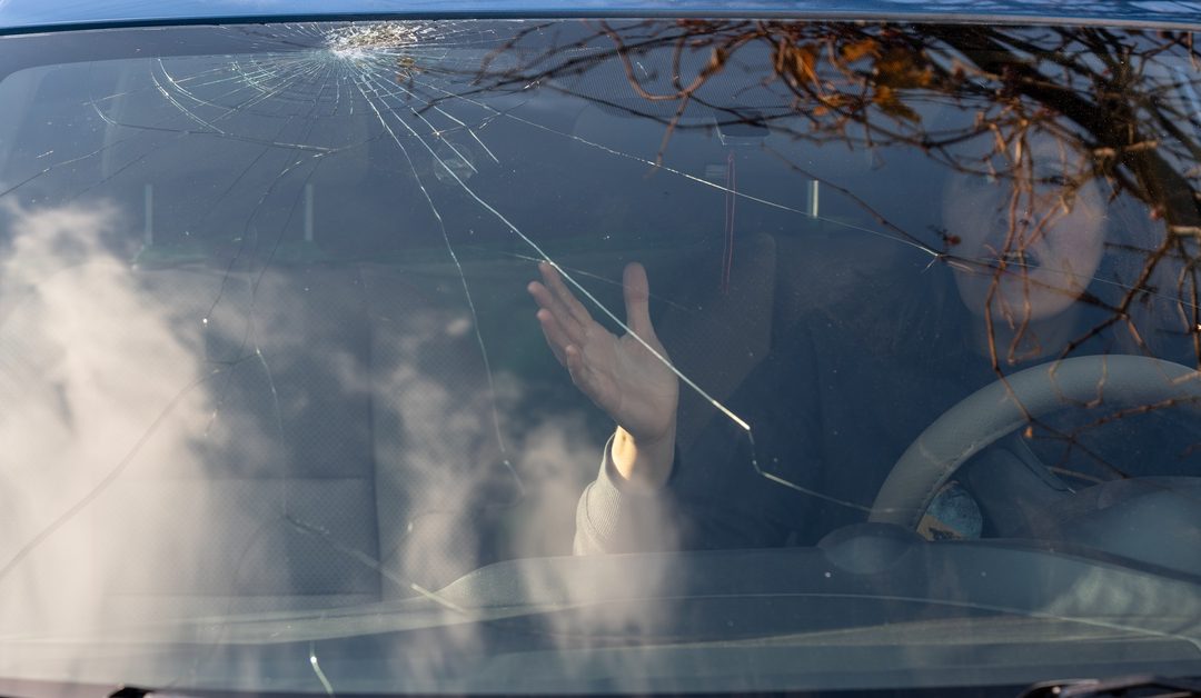 Pros and Cons of Mobile Windshield Repair vs. In-Shop Repair
