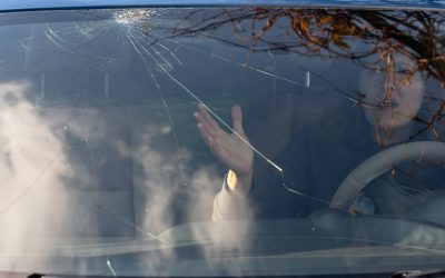 Pros and Cons of Mobile Windshield Repair vs. In-Shop Repair